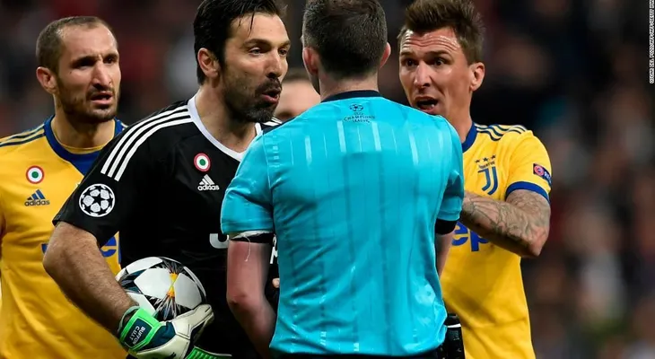 El árbitro Michael Oliver tiene "un cubo de basura" como corazón