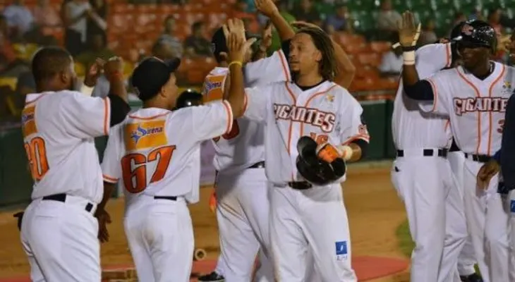 Gigantes dan severa paliza a Leones del Escogido