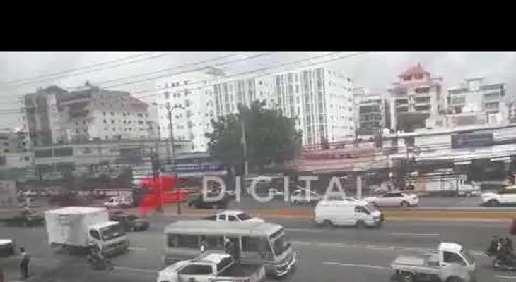 Hombre intenta agredir agentes de P.N con machete en la Avenida 27 de Febrero