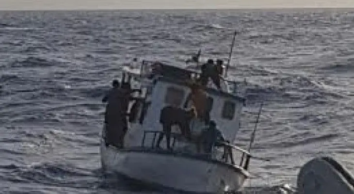 Armada rescata a 11 que quedaron a la deriva cuando pescaban
