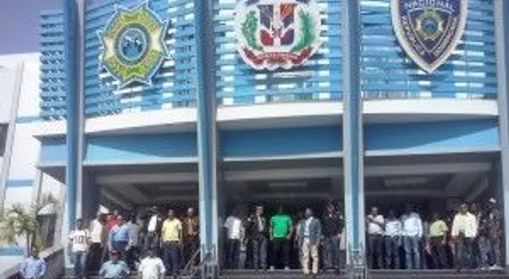 Apresan varios hombres por cambiar cheques falsos