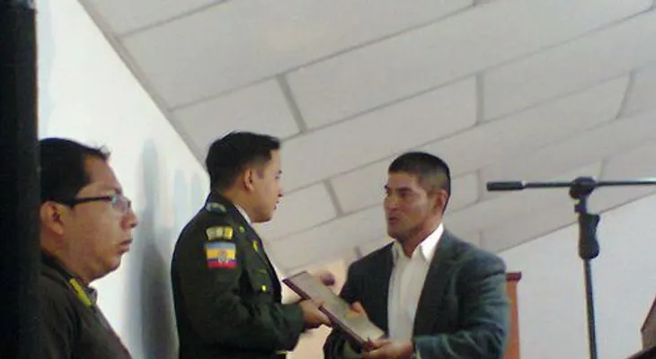 Recibe placa de reconocimiento 