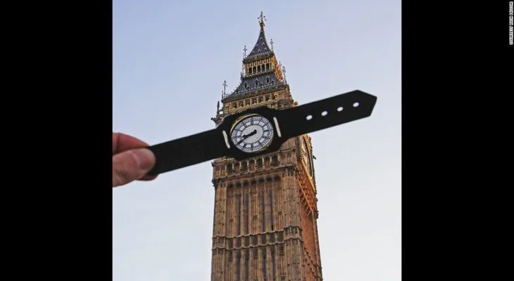 Este artista transforma fotos de viajes con recortes de papel