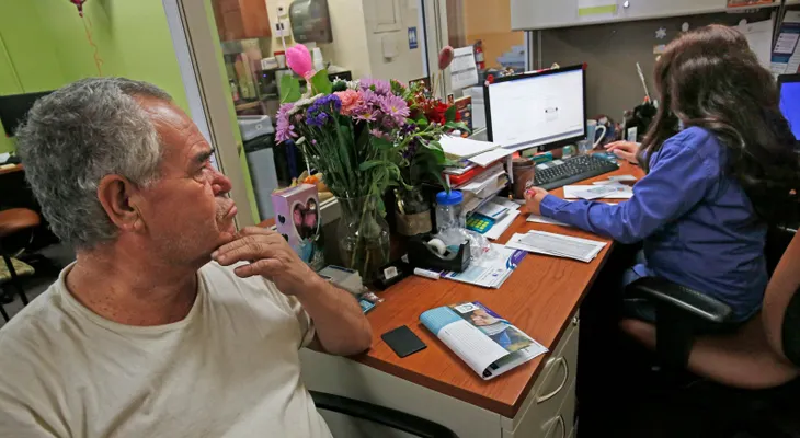 Inmigrantes indocumentados no podrán comprar planes de salud estatales en California