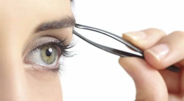 6 errores al depilarte las cejas