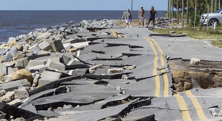 Hermine avanza mar adentro frente a la costa este de EE.UU. y podría convertirse de nuevo en huracán