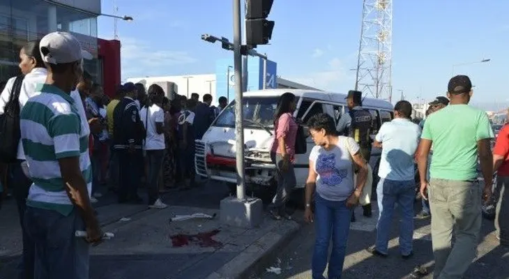 Conductor imprudente se sube en acera y le parte las piernas a una estudiante