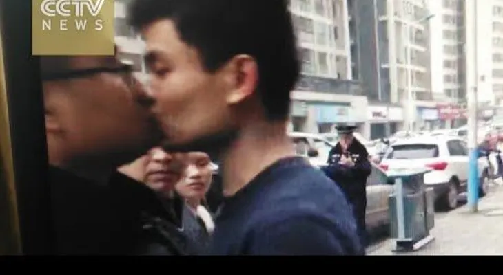 Un beso y un adiós: original forma de provocar a un policía chino (VIDEO)