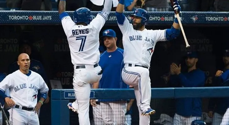 Bautista y Reyes guían a Toronto con cuadrangulares 
