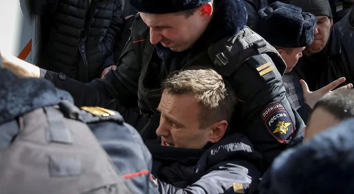 Arrestan en Moscú a Alexei Navalny junto a más de 130 activistas en protesta contra la corrupción 