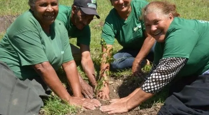 Alfabetizados de Quisqueya Aprende Contigo participan en jornada de reforestación