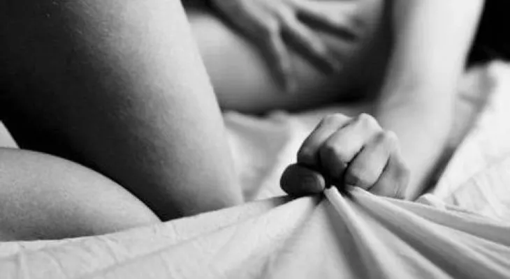 Viajeros que se enamoran en el extranjero se cuidan menos sexualmente