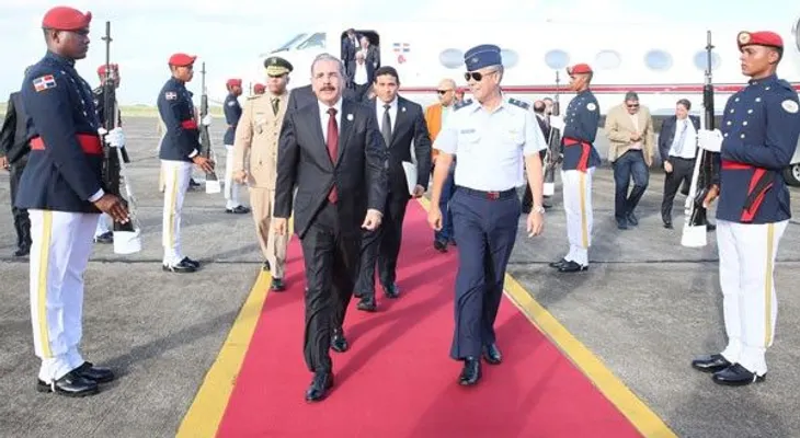 Presidente Medina retorna al país, tras su viaje a El Salvador