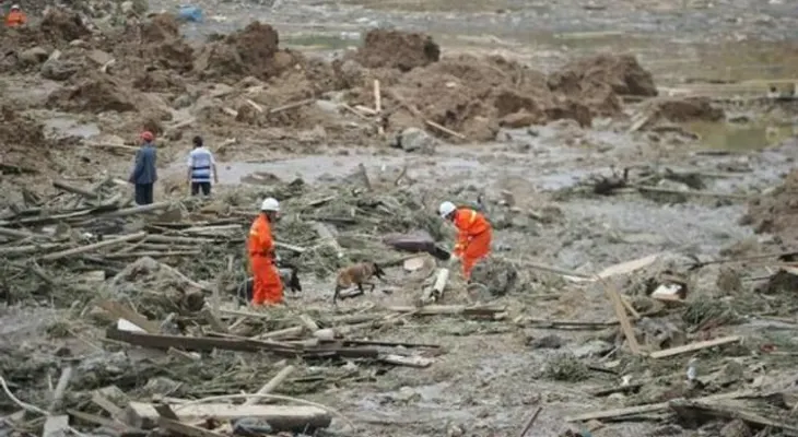 Buscan sobrevivientes en fuerte deslave en China 
