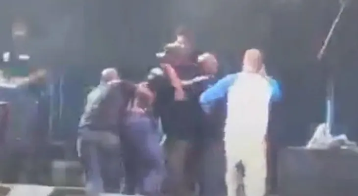  ?Residente? de Calle 13 golpea fanático que lo ahorcaba en pleno concierto