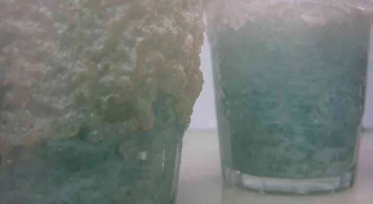 Coloca un vaso con sal gruesa, vinagre y agua en una parte de tu casa: En 24 horas notarás un milagro?