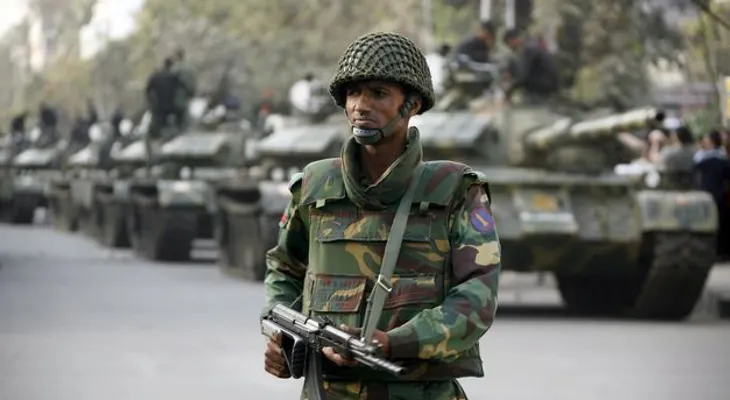 Hombres armados retienen al menos 20 rehenes en restaurante de Bangladesh