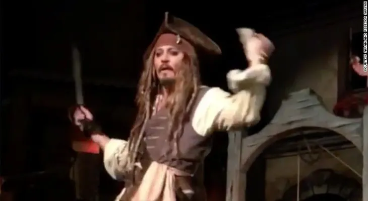 Johnny Depp aparece en Disneyland como Jack Sparrow y sus fanáticos enloquecen