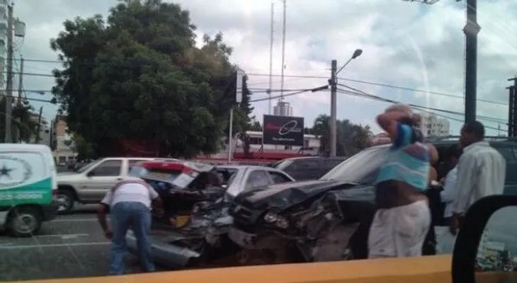 Autobús mata motociclista al pasarle por encima en la 27 de Febrero