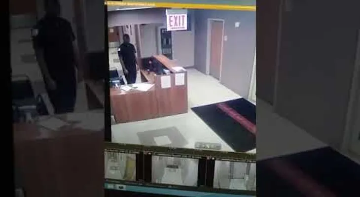 Un guardia de seguridad ve un fantasma que nadie cree hasta ver la grabación