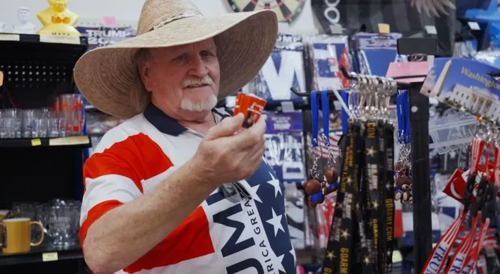 Caen las ventas en la tienda de recuerdos de Trump en Virginia por la escasez de productos importados de China