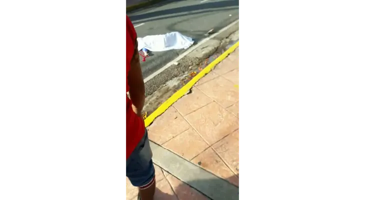Una española identificada como Maria Rosa Pachecho, muere tras ser atrellada por un autobús; su esposo resulta herido 