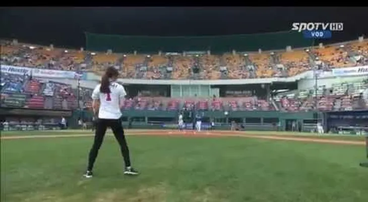 Video: Joven coreana realiza el lanzamiento más sexy en el baseball