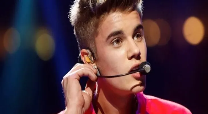 Justin Bieber en otro escándalo: fuma marihuana junto a su padre en un avión