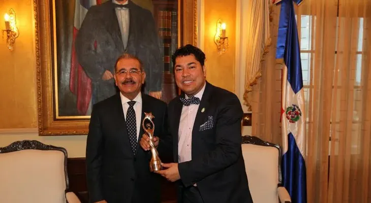Danilo Medina recibe a El Pachá en el Palacio