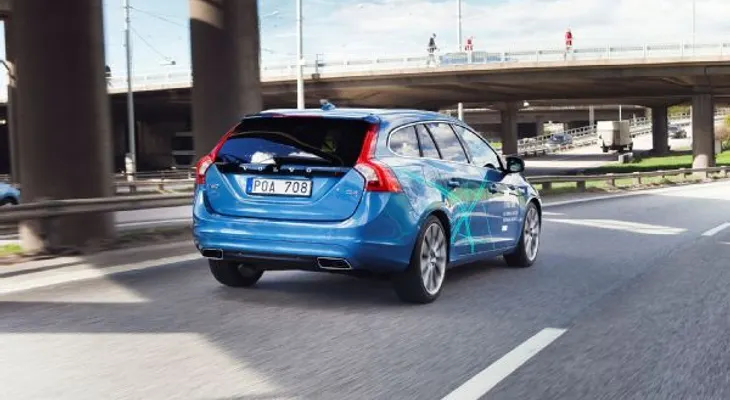 Video: 100 vehiculos Volvo que se conducen solos por Gotemburgo