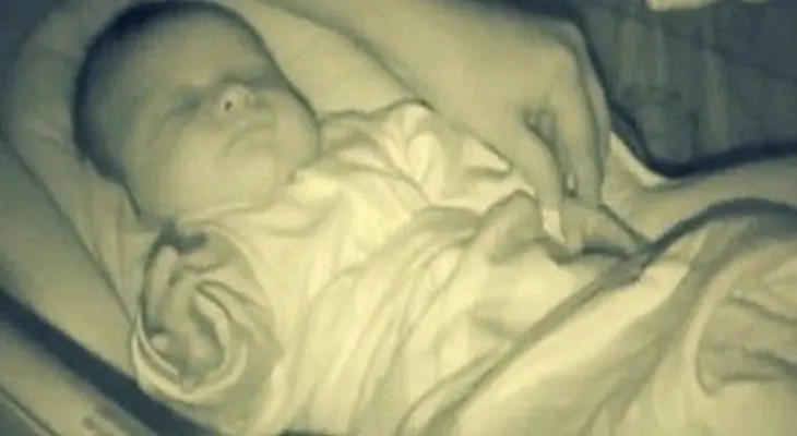 El papá se acercó para arropar a su hijo? ¡Al ver ESTO, agarró al instante la cámara!