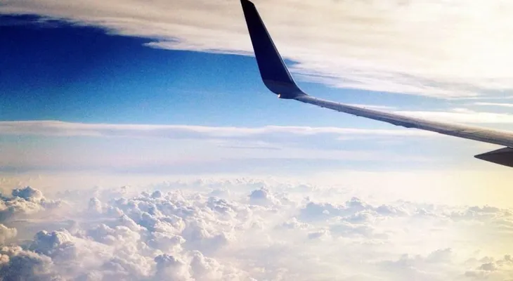 Un Boeing 777 dibuja un corazón en las nubes