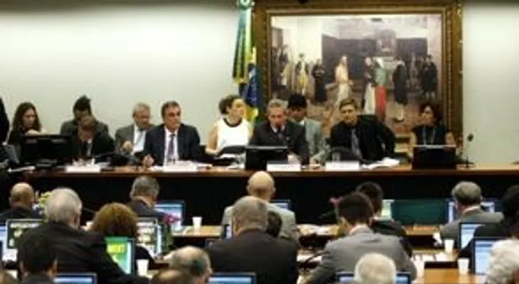 El trámite para un juicio a Rousseff avanza y va al pleno de la Cámara baja