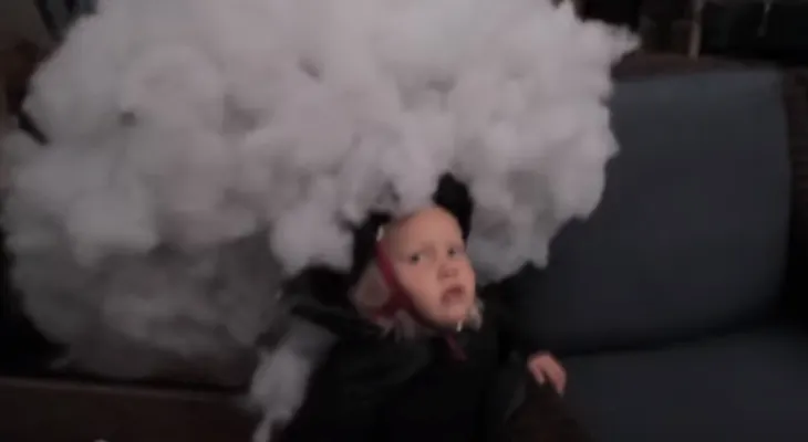 De los mejores disfraces de Halloween: la niña que se transforma en El Niño -con lluvia incluida-