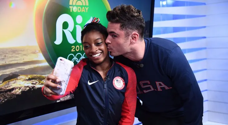 Zac Efron le cumple un sueño a la medallista olímpica Simone Biles... ¿o viceversa?