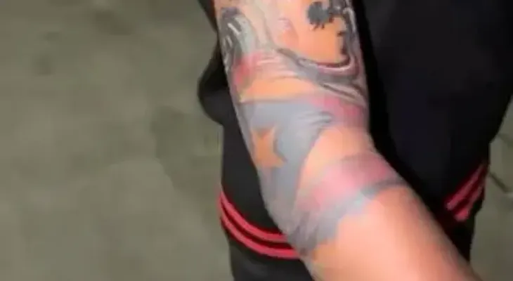 Controversia entre dominicanos y puertorriqueños por tatuaje de Dalvin La Melodía