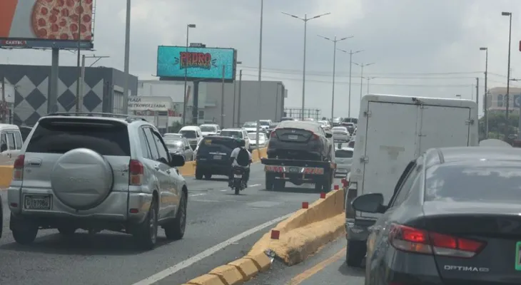Dobles parqueos, motocicletas y limpiavidrios desafían el orden vial en Santo Domingo