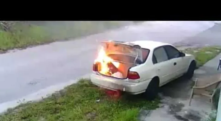 Pensó que había quemado el auto de su exnovio pero se llevó una gran sorpresa