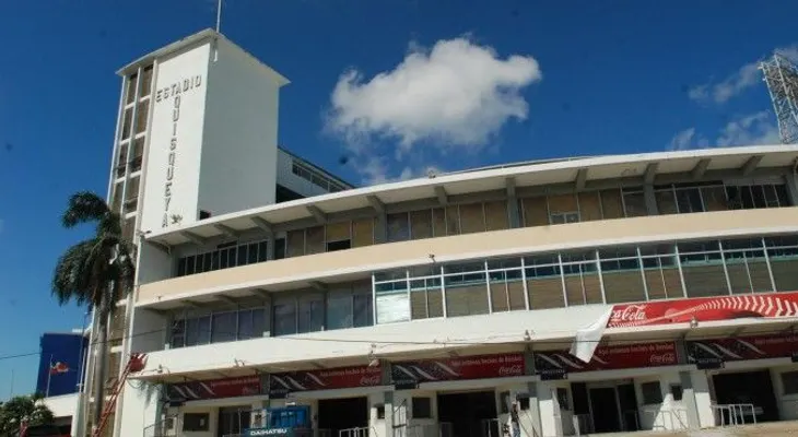Hombres en motores atracan vendedores de boletas fuera del estadio Quisqueya
