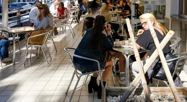 Restaurante en Ibiza acusado de cobrar 12 ? por cuelgabolsos