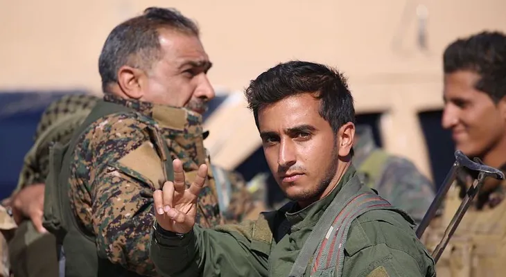 Milicias sirias, apoyadas por fuerzas estadounidenses, van por ISIS en Raqqa