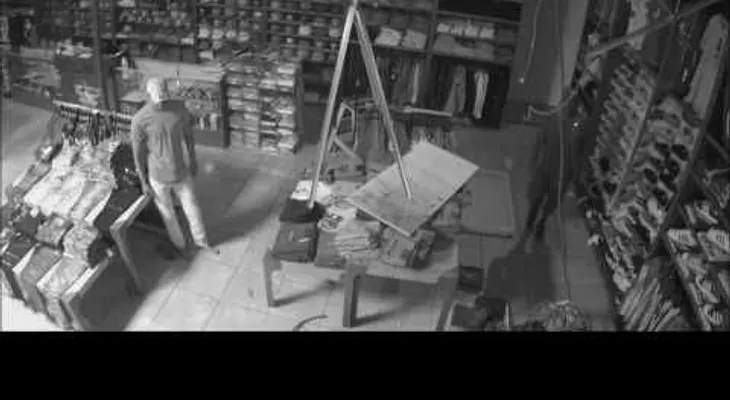 Este ladrón confió en sus limitadas habilidades y casi queda atrapado en una tienda