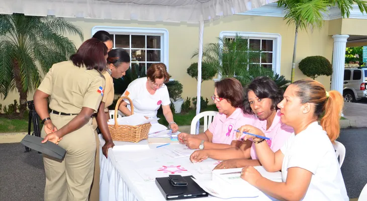 Decenas de mujeres acuden a jornada preventiva contra el cáncer