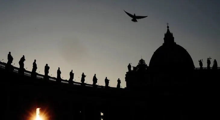 Arrestan a dos miembros comisión del Vaticano por filtrar información a los medios