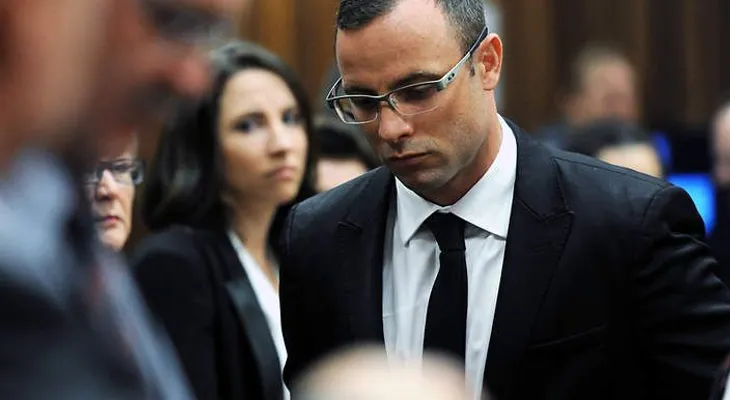 Fiscal pide a Pistorius mirar foto de novia con cabeza "explotada" por balazo 