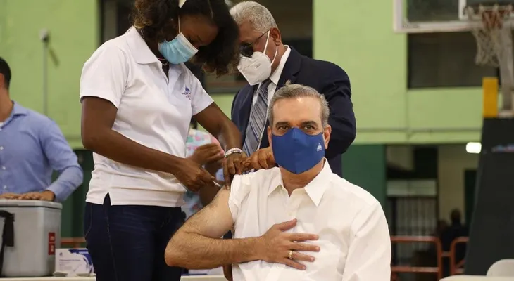 Presidente Abinader recibe tercera dosis de vacuna contra la COVID-19. "Yo quiero que no se quede ni un dominicano por vacunar...