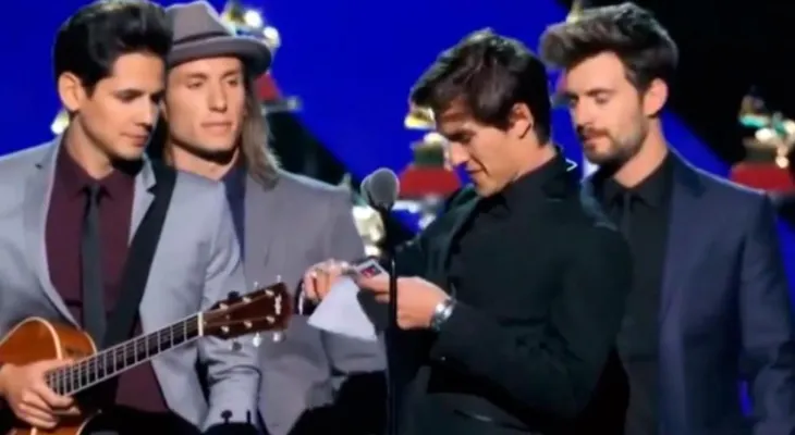 El cantante español que en los Latin Grammy no sabía que Juan Gabriel estaba muerto