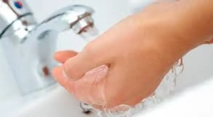 Derrama agua de sal en tus manos el 1er domingo de cada mes para tener bienestar económico