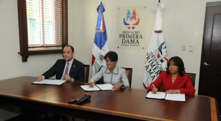 Gobierno y fundación firman acuerdo a favor de discapacitados
