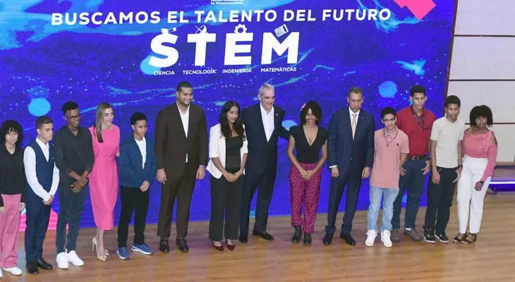 Gobierno premia a 170 estudiantes destacados en ciencias y tecnología